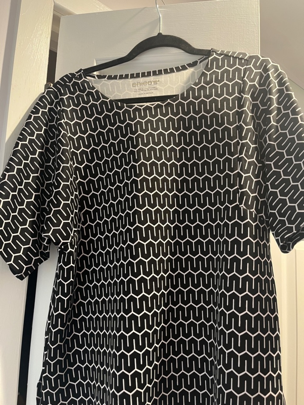 Chico’s Black & White Geometric Short-Sleeve Top size 1 EUC